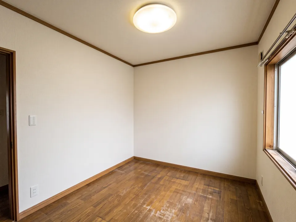 壁と天井のクロスを張り替えた洋室。床と建具は既存のまま